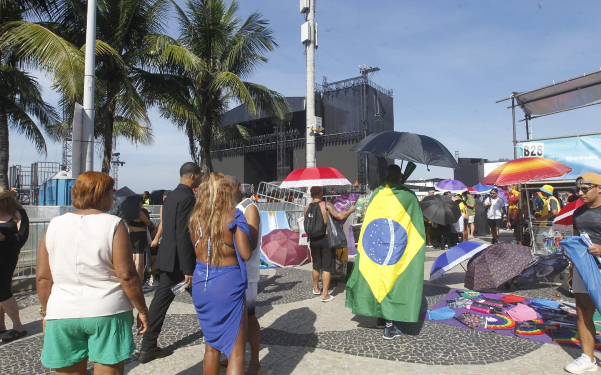 Ambulantes garantiram as vendas com a praia cheia em Copacabana
