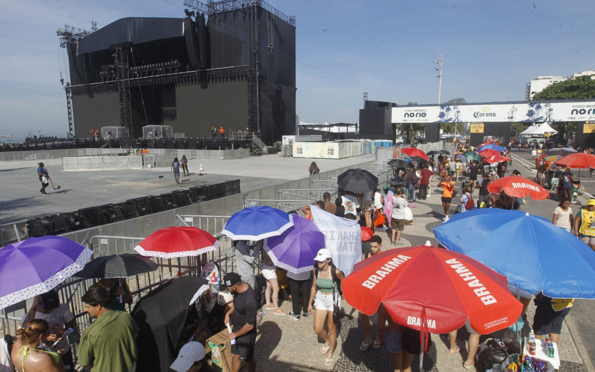 Fãs se reuniram para esperar pelo show da Shakira na Praia de Copacabana