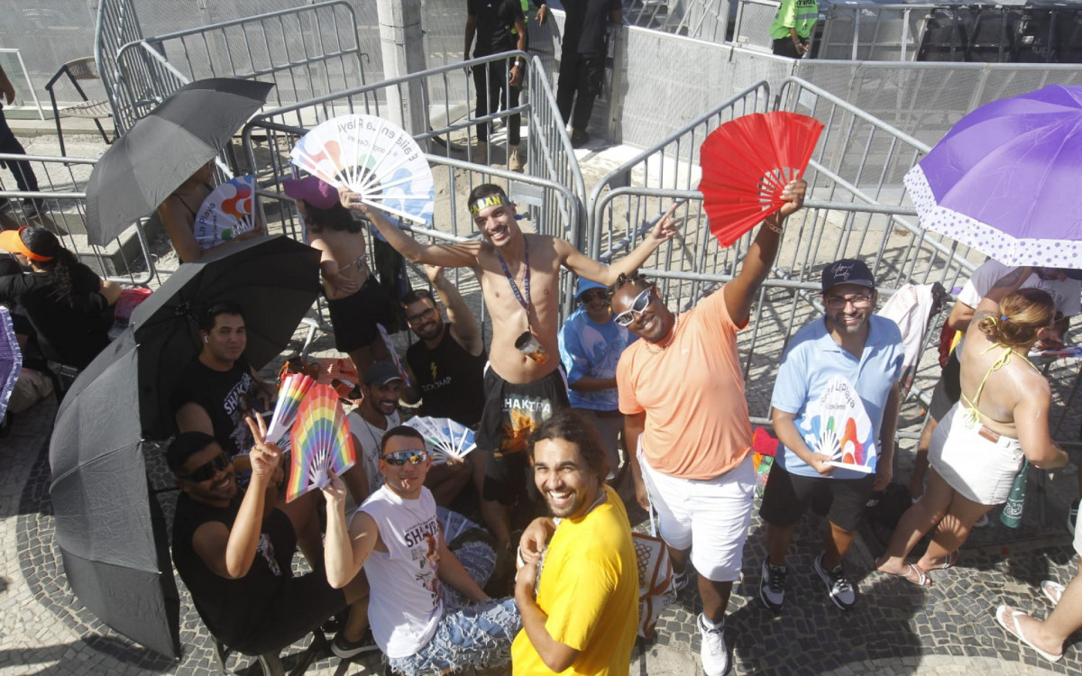 Fãs se reuniram para esperar pelo show da Shakira na Praia de Copacabana