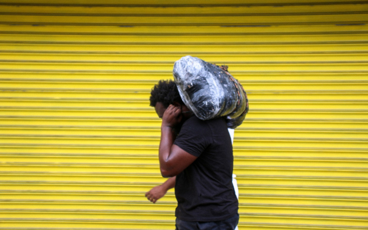 No Dia do Trabalho, artista carrega 50 kg de cimento em travessia at&eacute; Caxias - Divulga&ccedil;&atilde;o