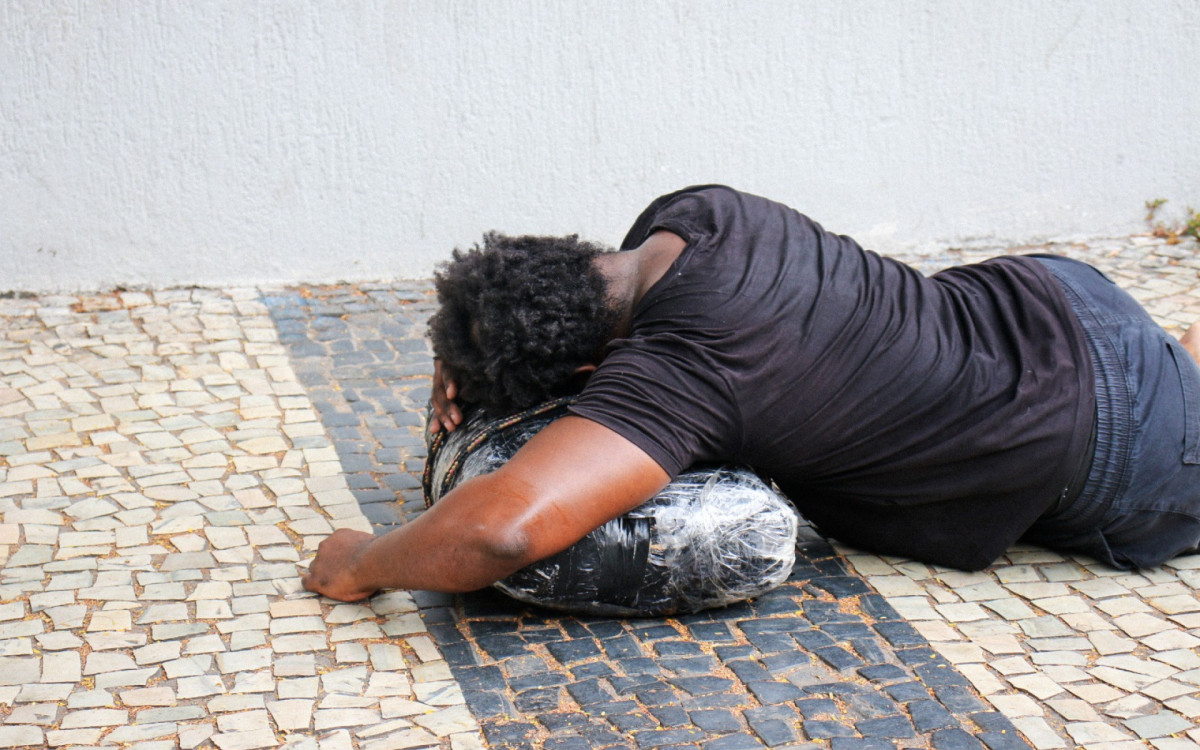 No Dia do Trabalho, artista carrega 50 kg de cimento em travessia at&eacute; Caxias - Divulga&ccedil;&atilde;o