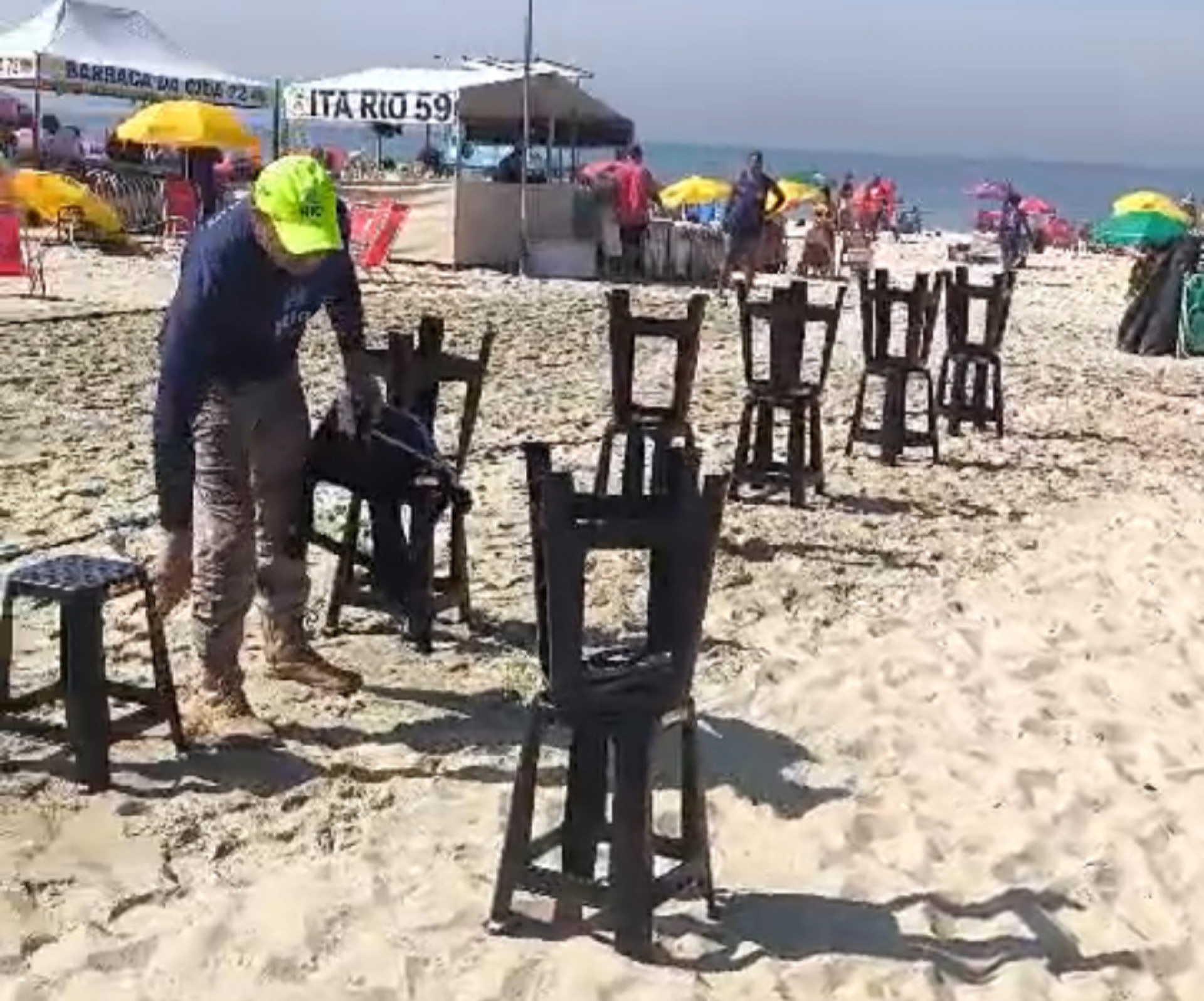 'Camarotes improvisados' de areia viram alvo de operação em Copacabana