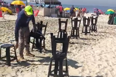 'Camarotes improvisados' de areia viram alvo de operação em Copacabana