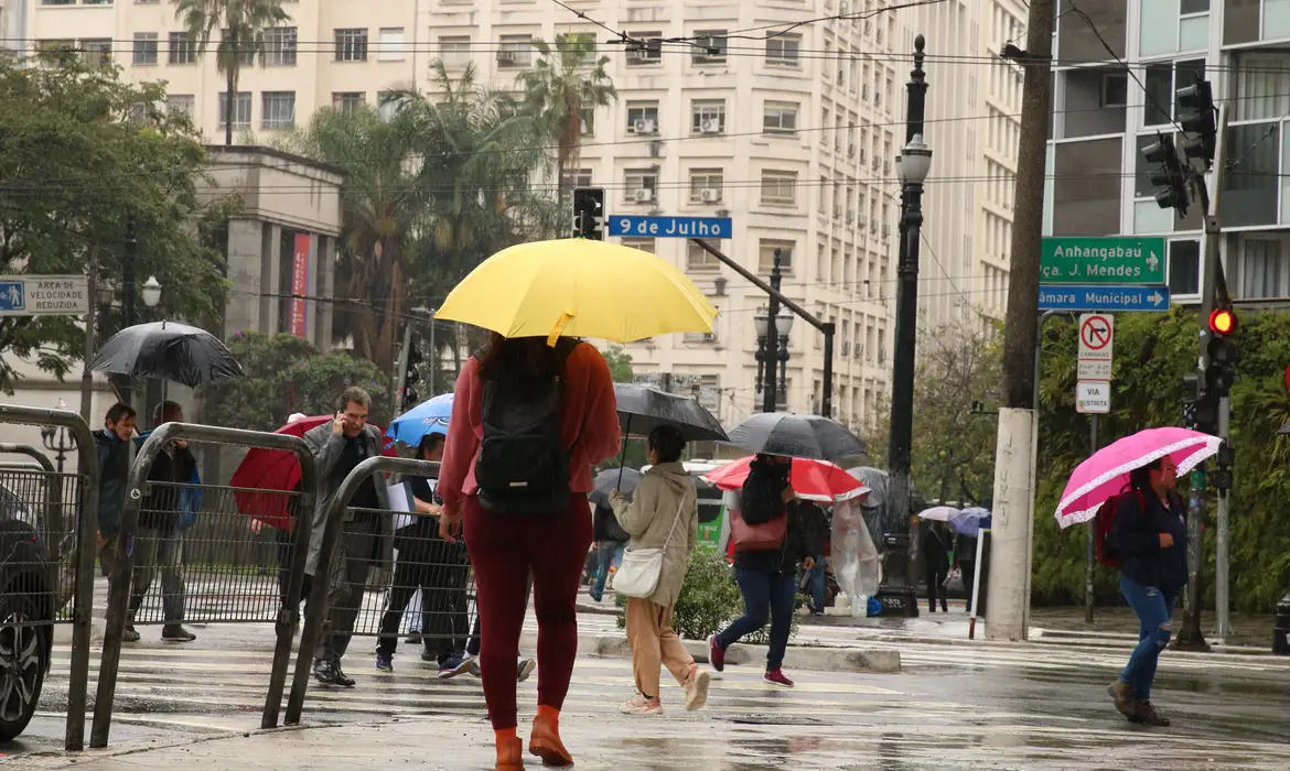 Inmet emite alerta após chuvas desabrigarem mais de 2 mil no Nordeste