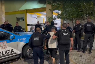 Sargento da PM é preso em flagrante com cinco veículos roubados dentro de casa em Caxias