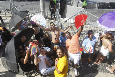 Fotos: Na expectativa pela Shakira, Praia de Copacabana fica cheia