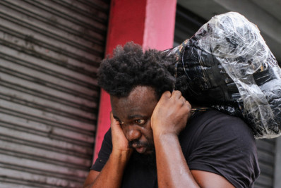 No Dia do Trabalho, artista carrega 50 kg de cimento em travessia até Caxias