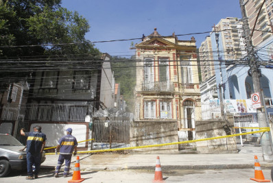 Casarão desaba em Botafogo, na Zona Sul