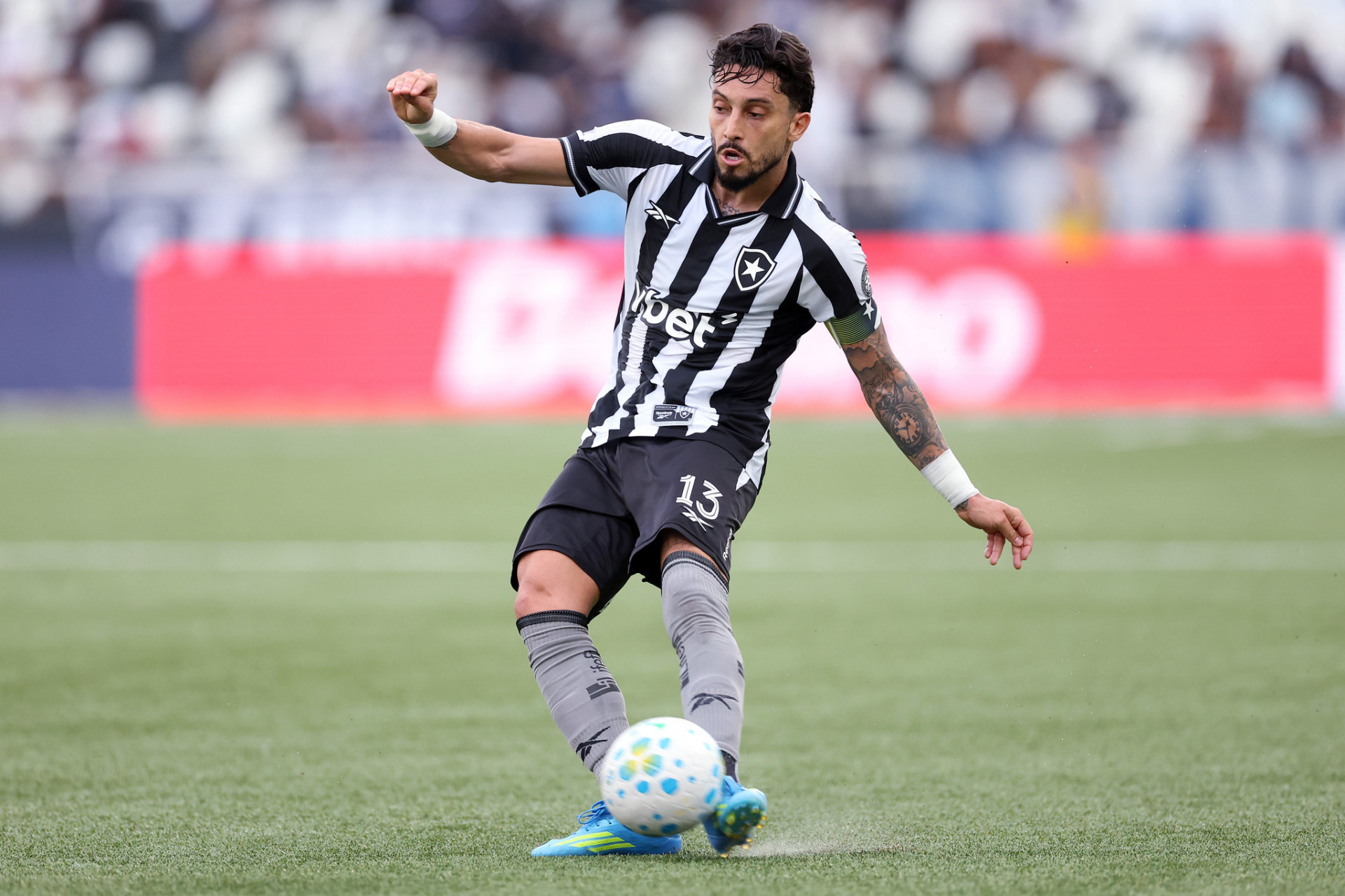 Alex Telles admite frustração com derrota e lamenta falta de pontaria do Botafogo