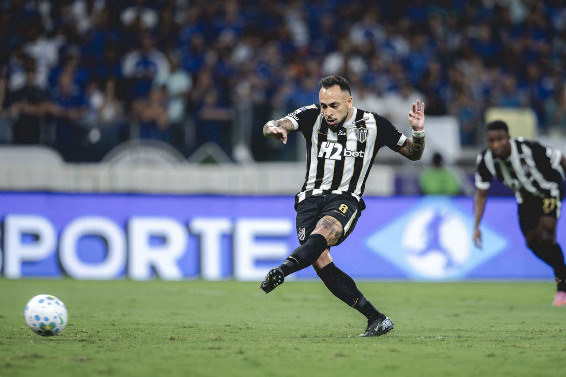 Atl&eacute;tico vence o Cruzeiro em cl&aacute;ssico com 3 expuls&otilde;es e 9 amarelos