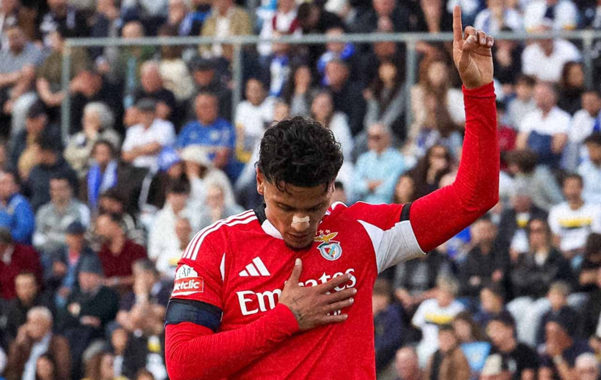 Benfica trope&ccedil;a no Famalic&atilde;o e Porto est&aacute; com a m&atilde;o na ta&ccedil;a