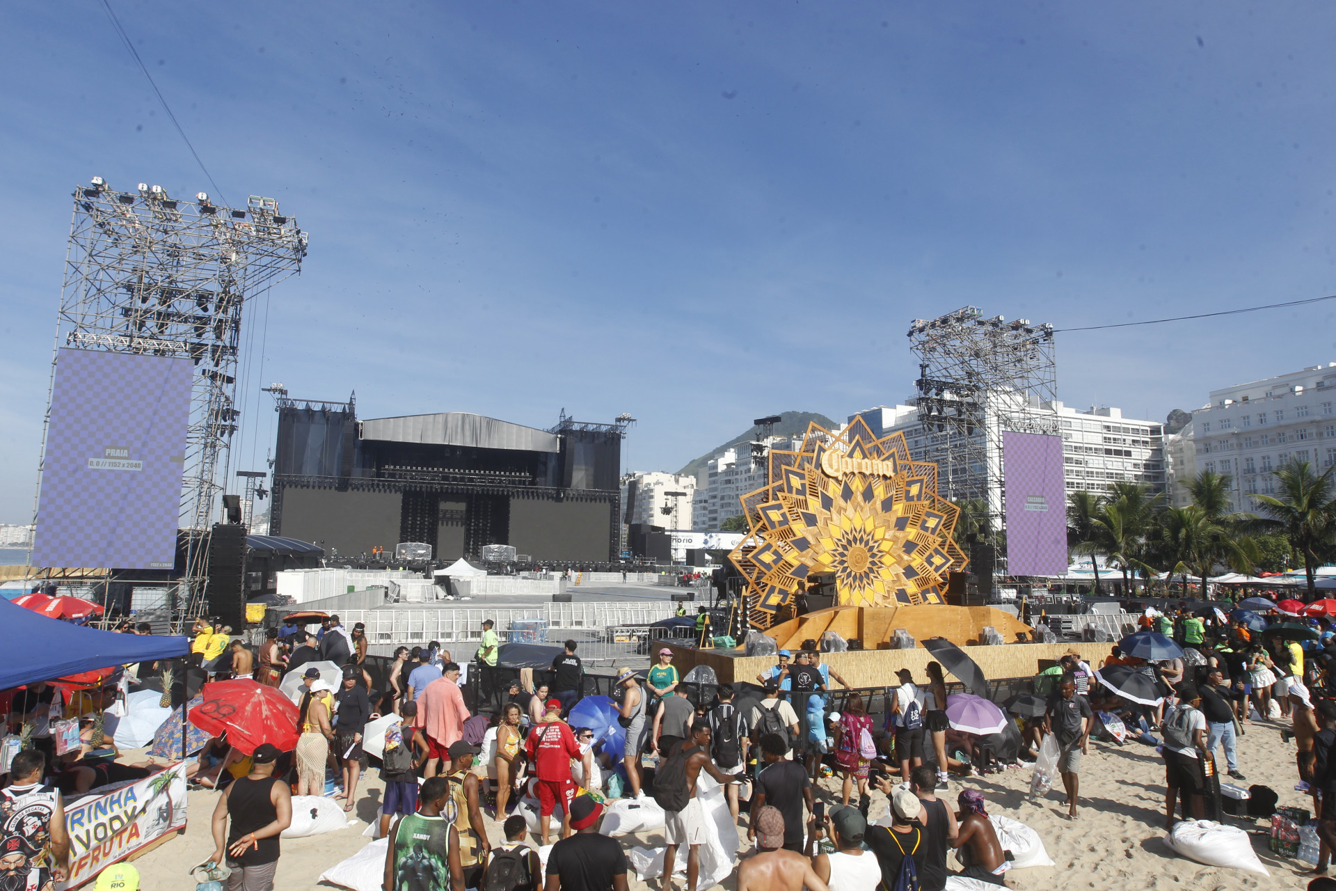 Movimentação na Praia de Copacabana, hopras antes do show, próximo ao local da apresentação - Reginaldo Pimenta