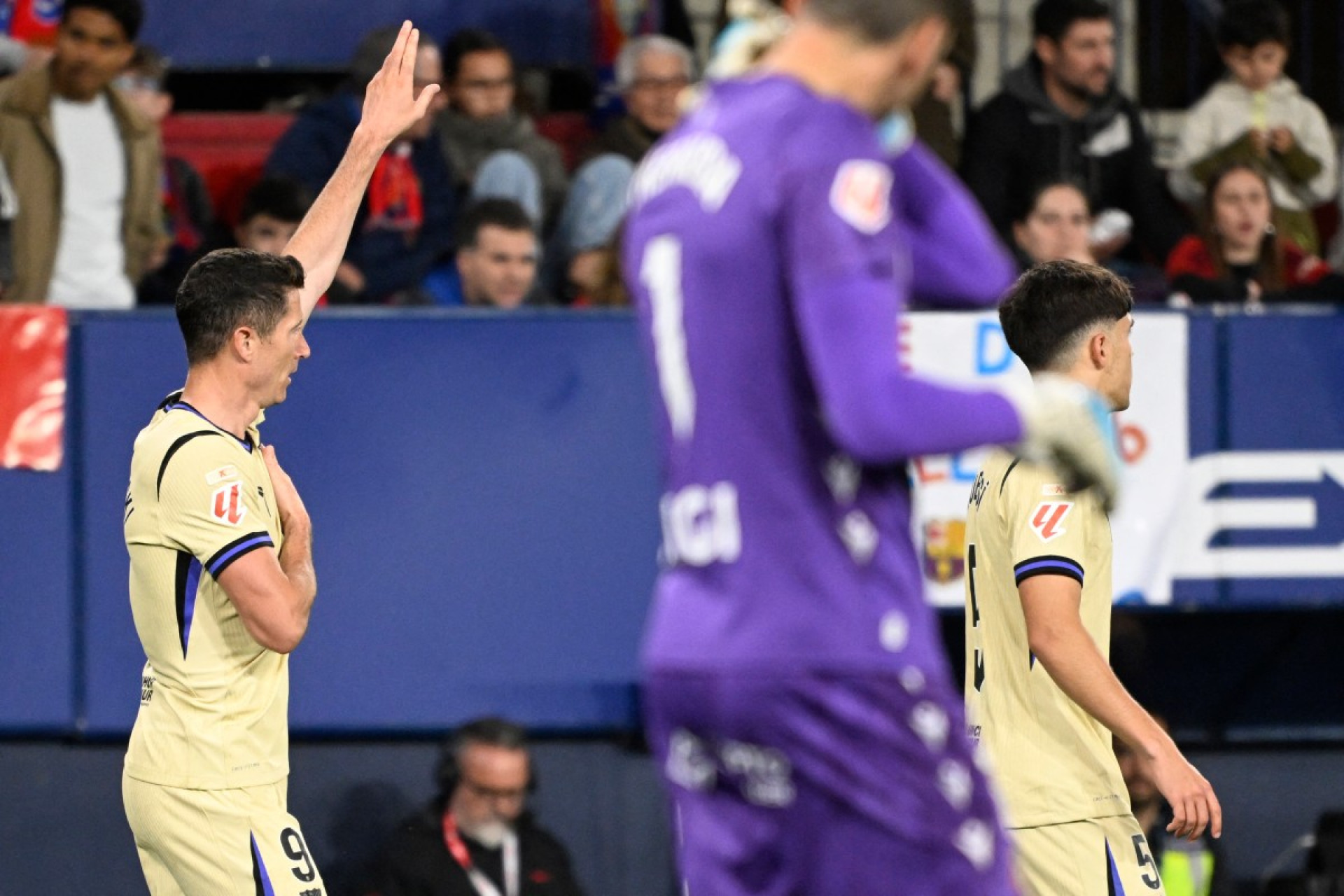 Barcelona vira no fim, vence Osasuna e se aproxima do título do Campeonato Espanhol