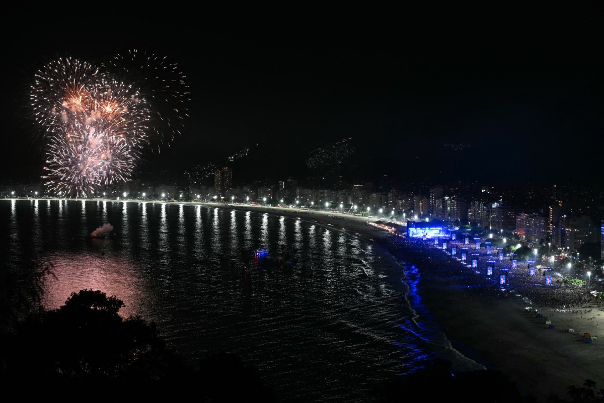 Shakira durante show em Copacabana - AFP