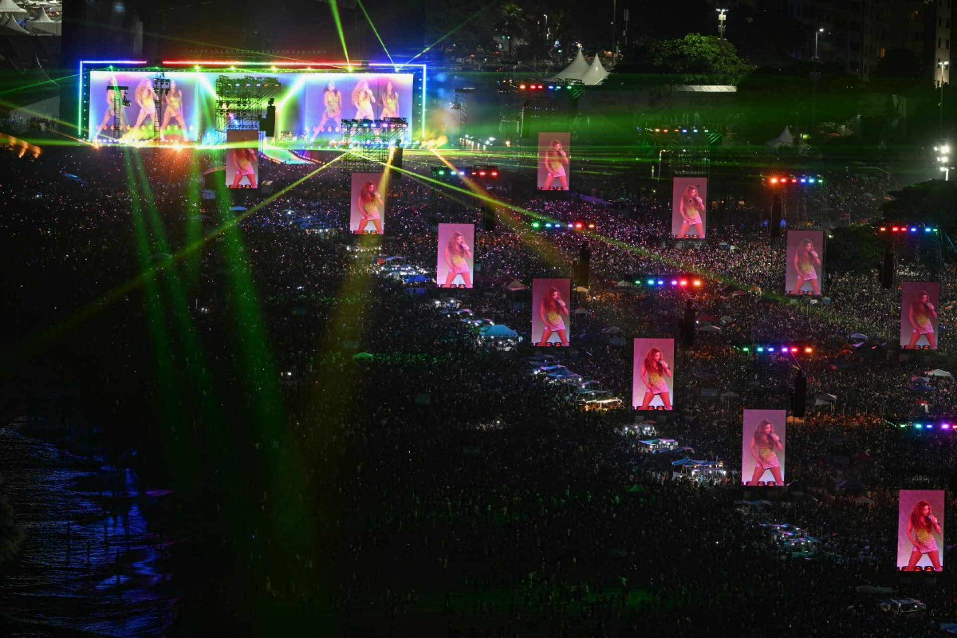 Shakira durante show em Copacabana - AFP