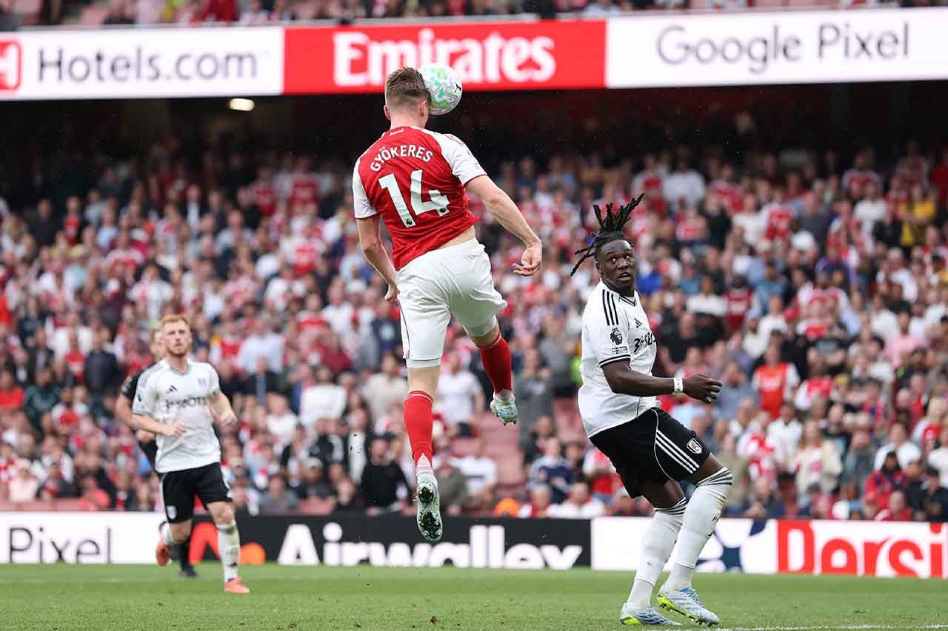 Arsenal vence o Fulham e segue firme na briga pelo t&iacute;tulo da Premier League