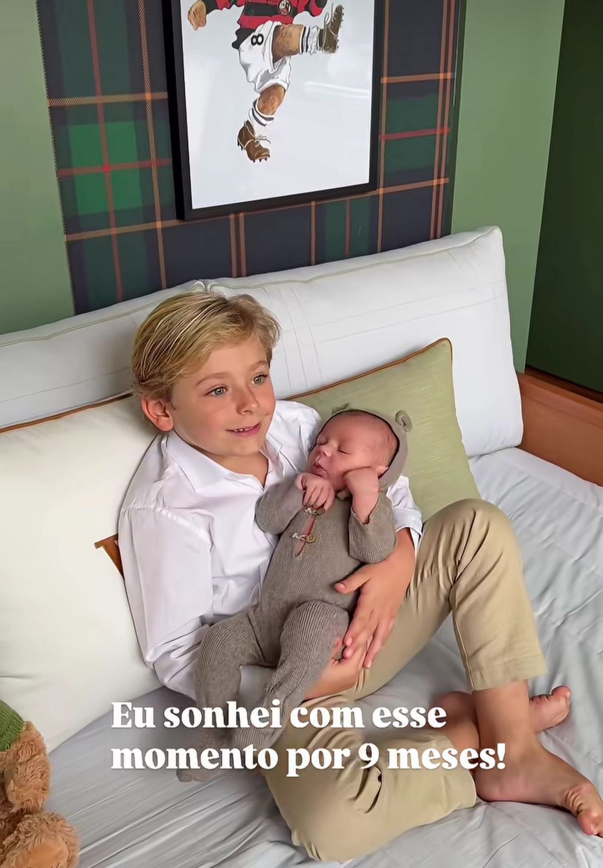 Bento segurando o irmão, Vicente, no colo - Reprodução / Instagram