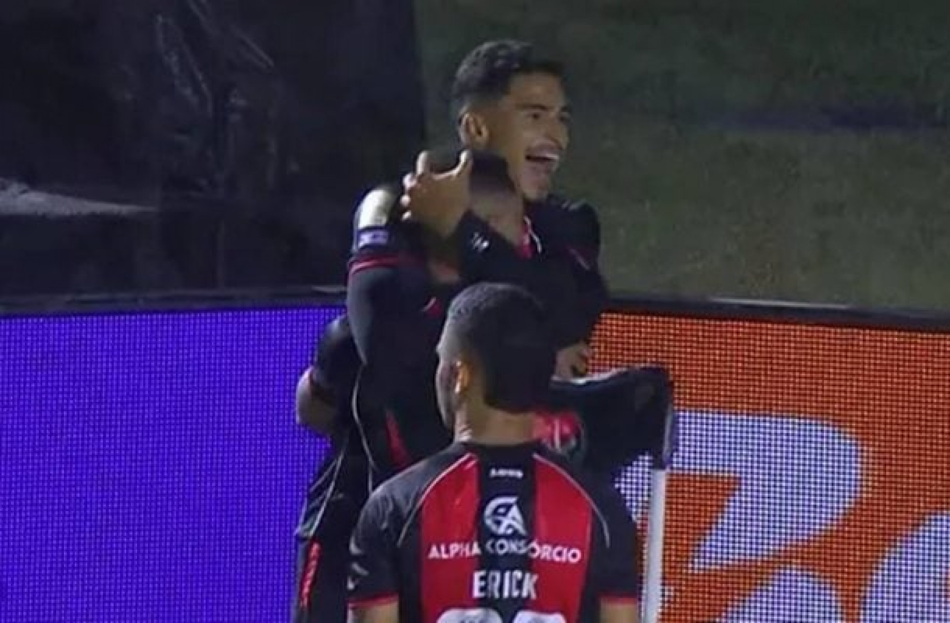 Vit&oacute;ria goleia Coritiba em jogo “maluco” no Barrad&atilde;o e encosta no G6 do Brasileir&atilde;o