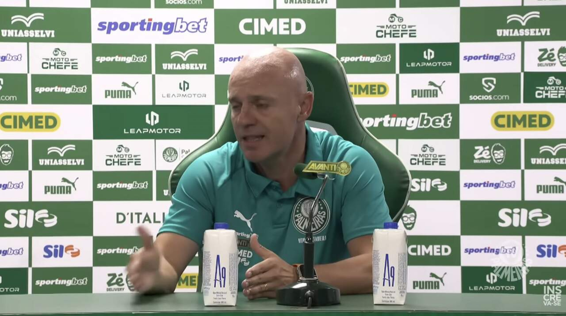 V&iacute;tor Castanheira desconversa sobre vaias e enaltece “comunh&atilde;o” com torcida do Palmeiras