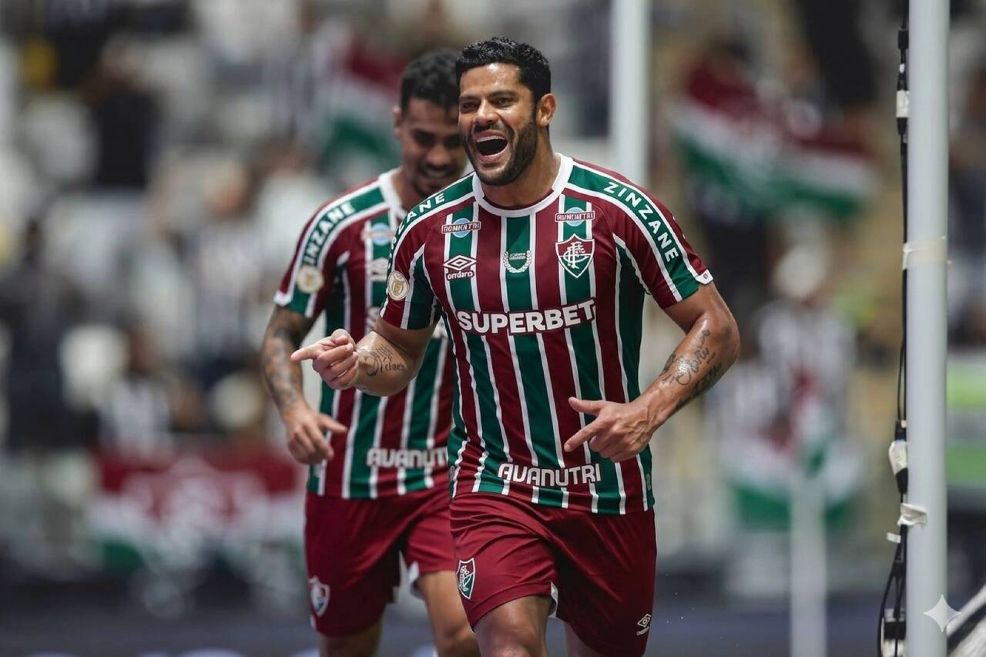 Hulk troca papel de carrasco por refor&ccedil;o no Fluminense
