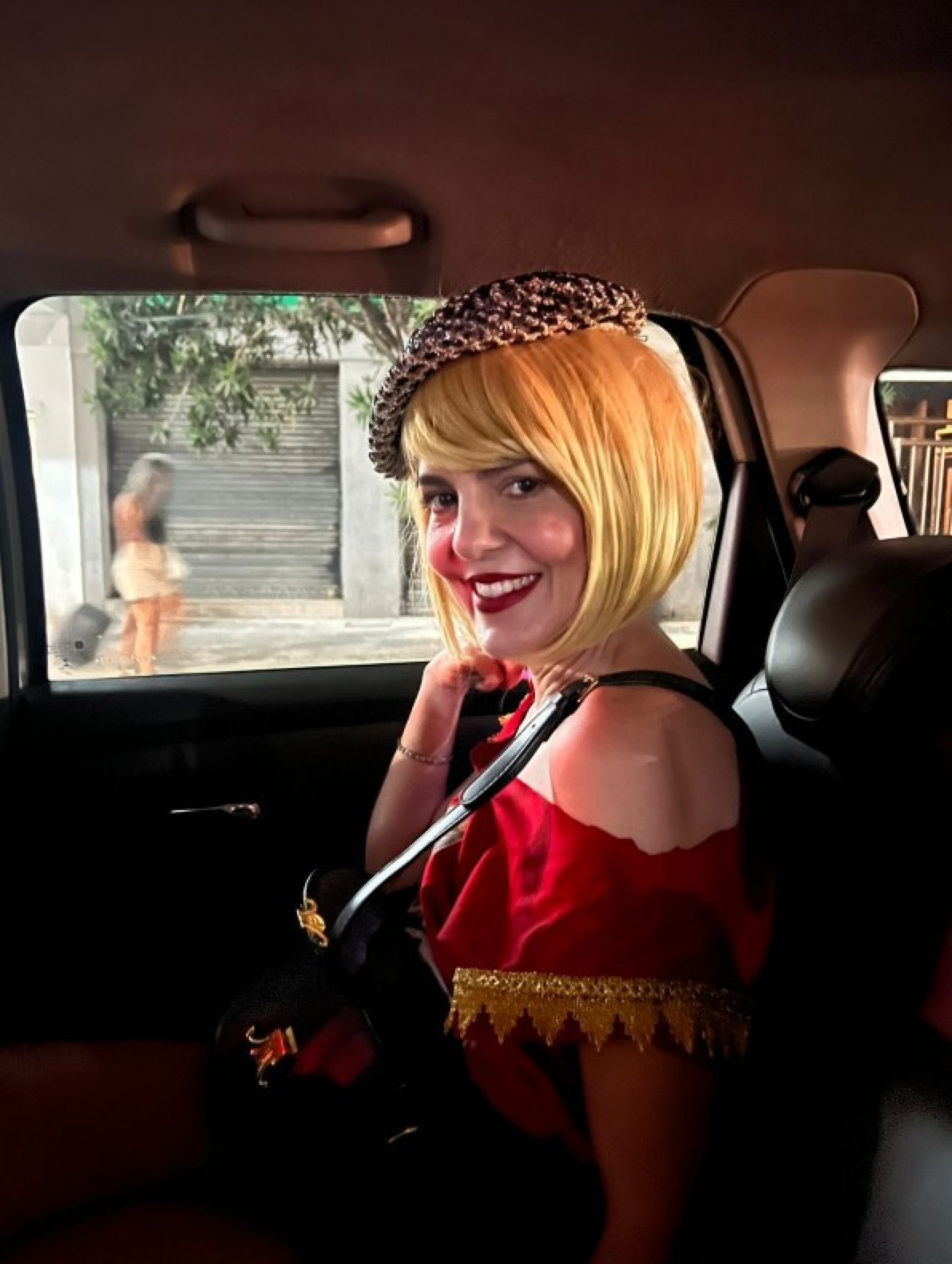 Mariana Gross, apresentadora, de peruca no show da Madonna - Reprodução / X