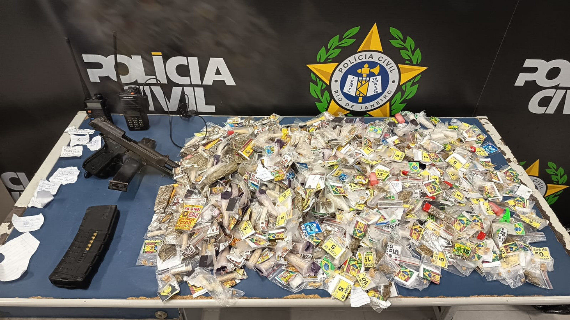 Drogas e armas apreendidas na Opera&ccedil;&atilde;o Sentinela em comunidades retomadas pelo tr&aacute;fico  - Divulga&ccedil;&atilde;o/Pol&iacute;cia Civil