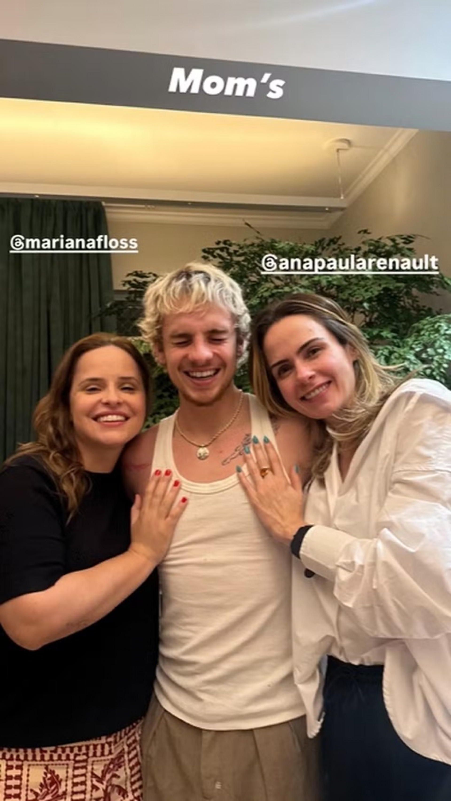 Juliano Floss ao lado de sua mãe e Ana Paula Renault - Instagram / Reprodução