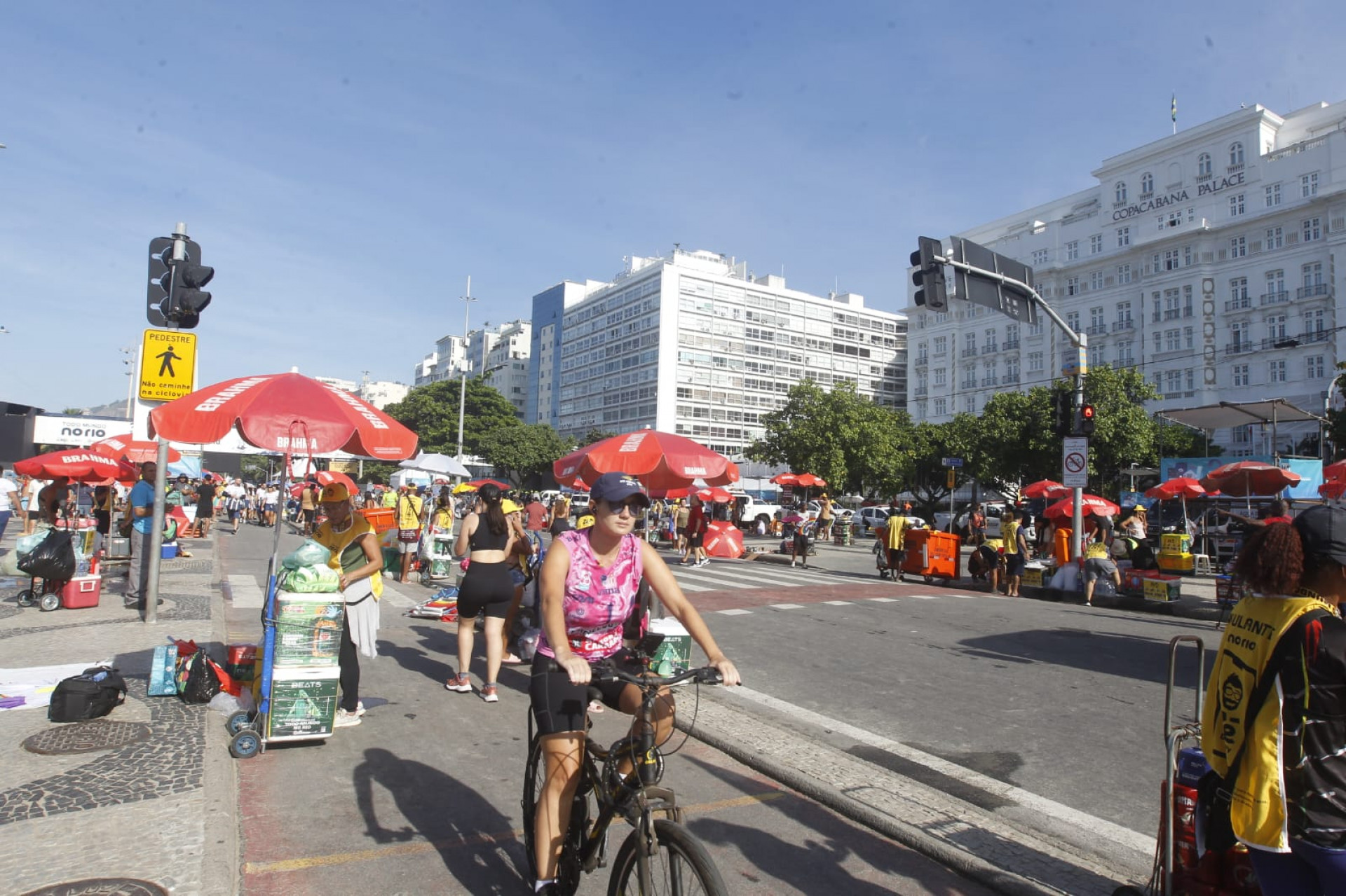 Movimentação de ciclistas e ambulantes em Copacabana, na Zona Sul - Reginaldo Pimenta / Agência O Dia