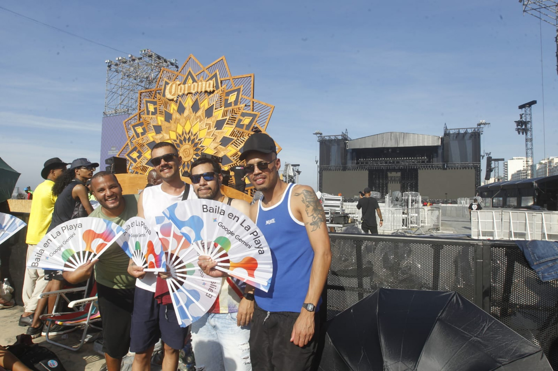 Shakira no Rio: Fãs chegam cedo para garantir lugar próximo ao palco