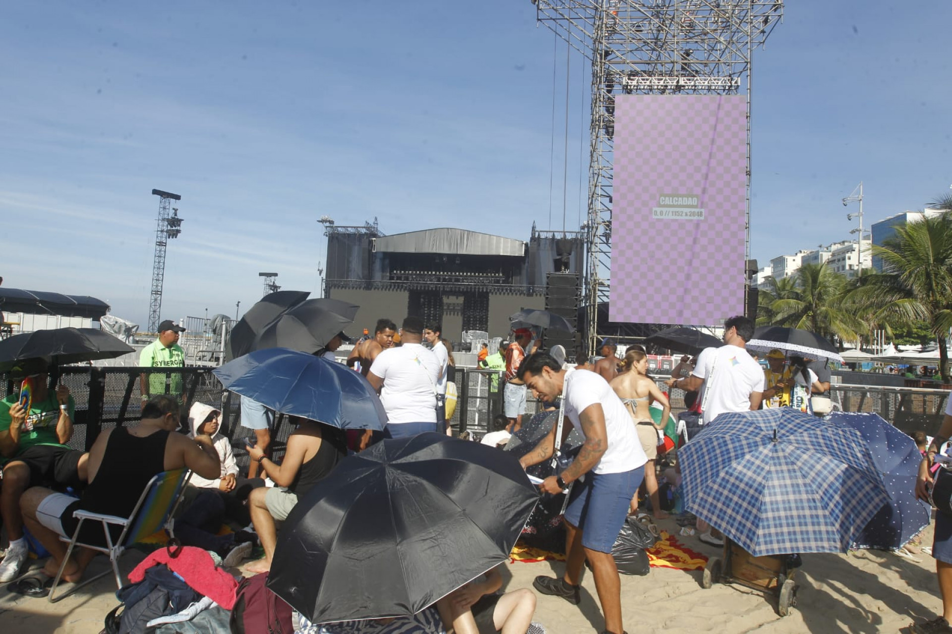 Fãs de Shakira se abrigam em tendas e se protegem do sol com guarda-chuvas horas antes do show - Reginaldo Pimenta / Agência O Dia