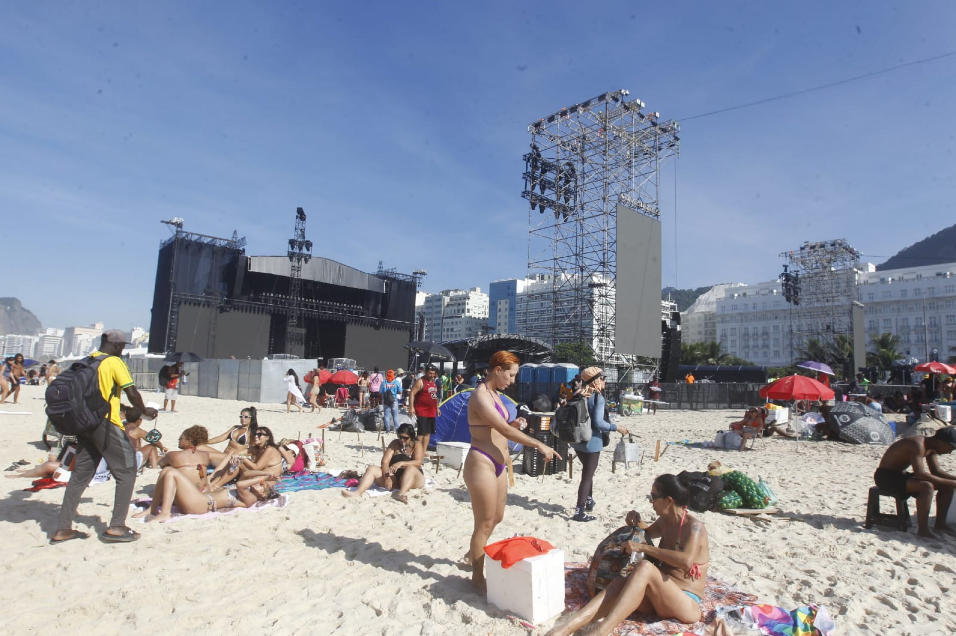 Banhistas sentados perto do palco do show da Shakira, em Copacabana, Zona Sul, neste sábado (2) - Reginaldo Pimenta / Agência O Dia