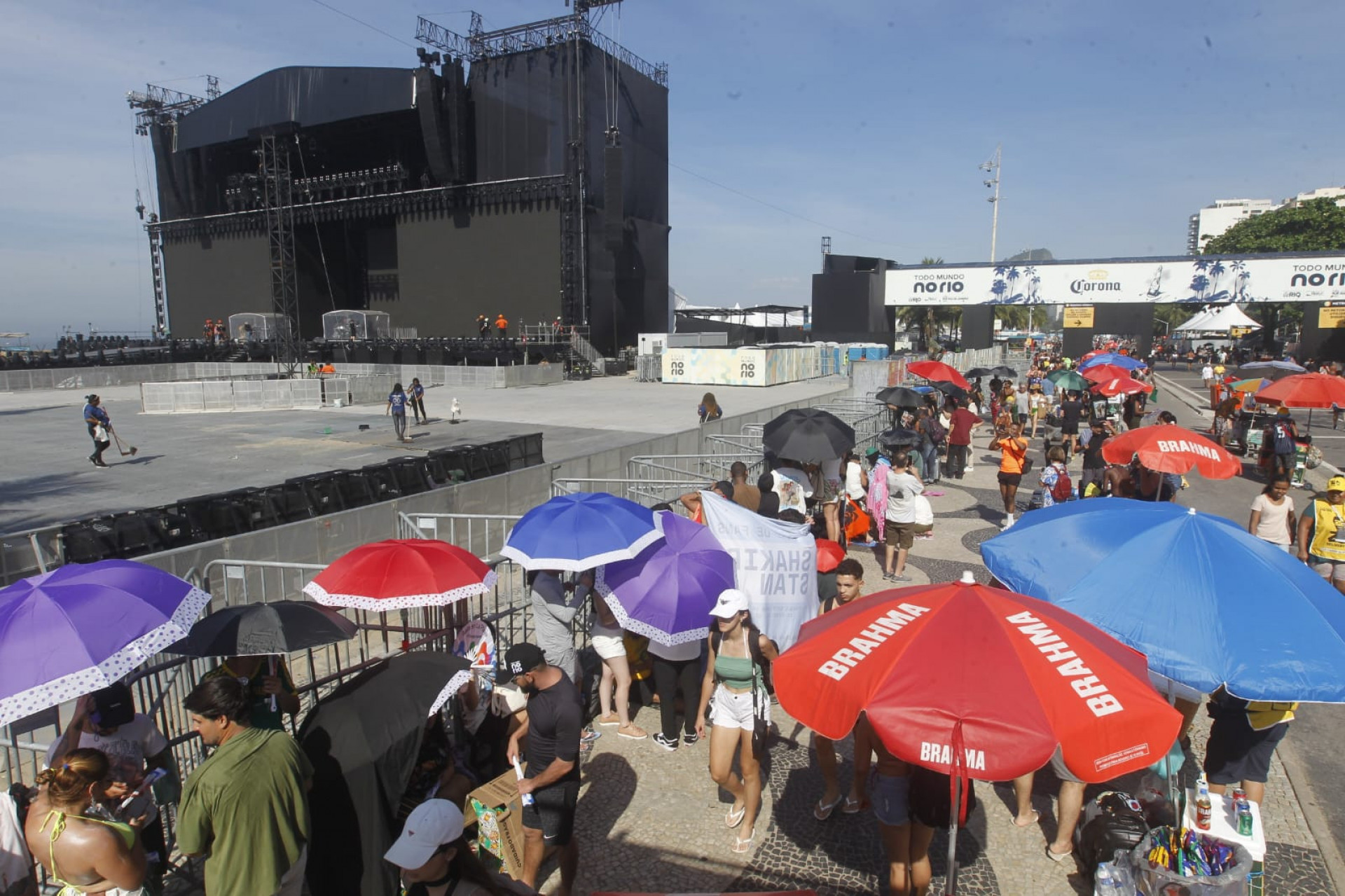 Fãs se reuniram para esperar pelo show da Shakira na Praia de Copacabana - Reginaldo Pimenta / Agência O Dia