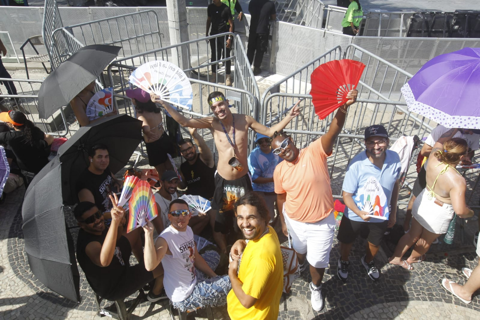 Fãs se reuniram para esperar pelo show da Shakira na Praia de Copacabana - Reginaldo Pimenta / Agência O Dia