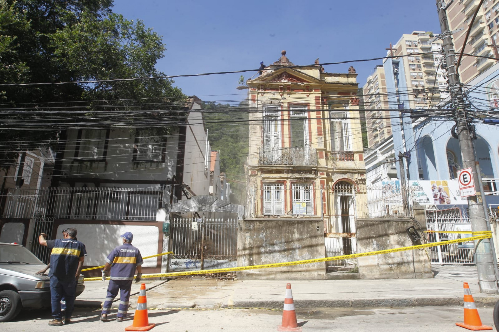 Localizado na Rua Álvaro Ramos, o casarão está interditado pela Defesa Civil - Reginaldo Pimenta / Agência O Dia