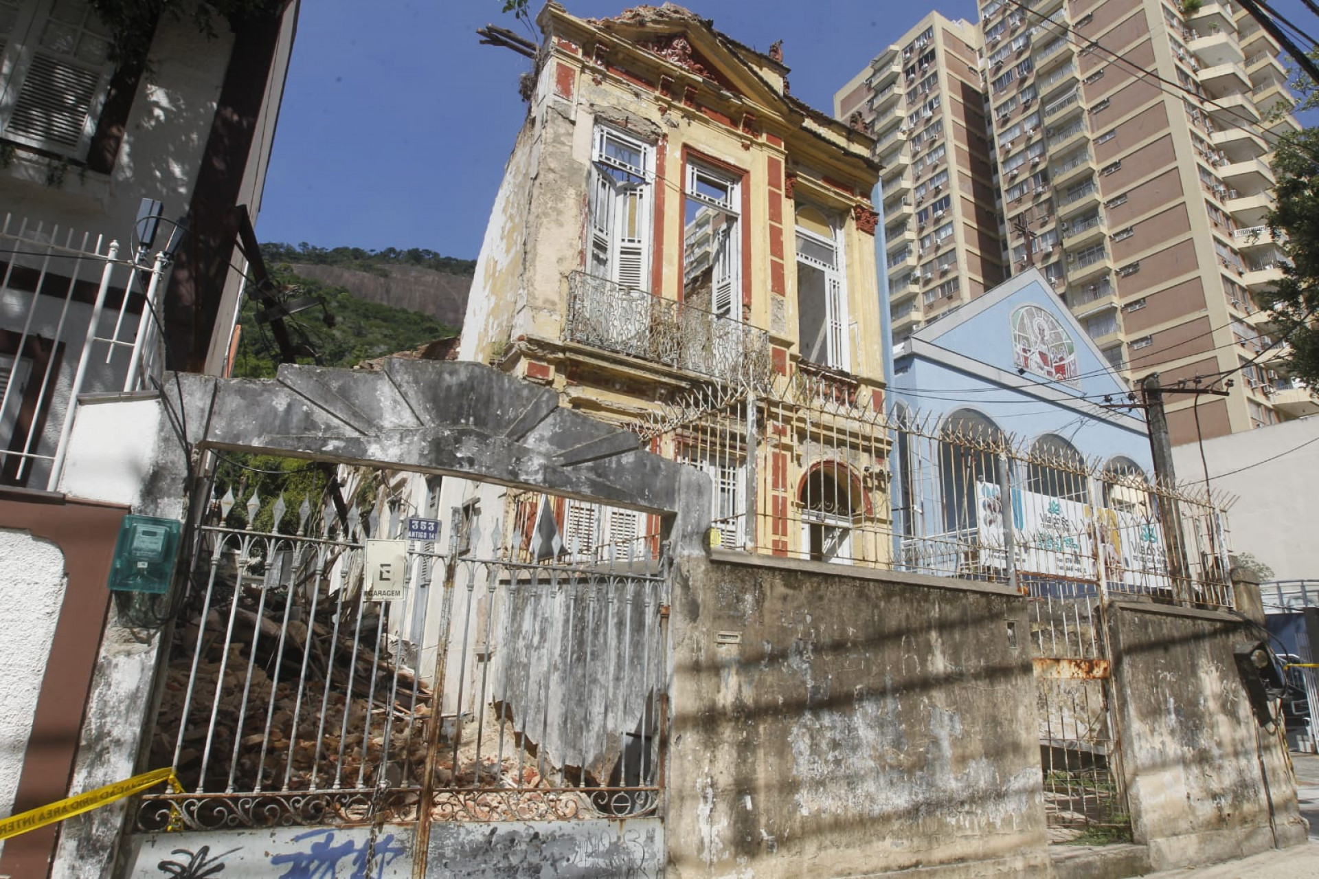 Imóvel já apresentava sinais de abandono e desgaste nas pinturas - Reginaldo Pimenta / Agência O Dia