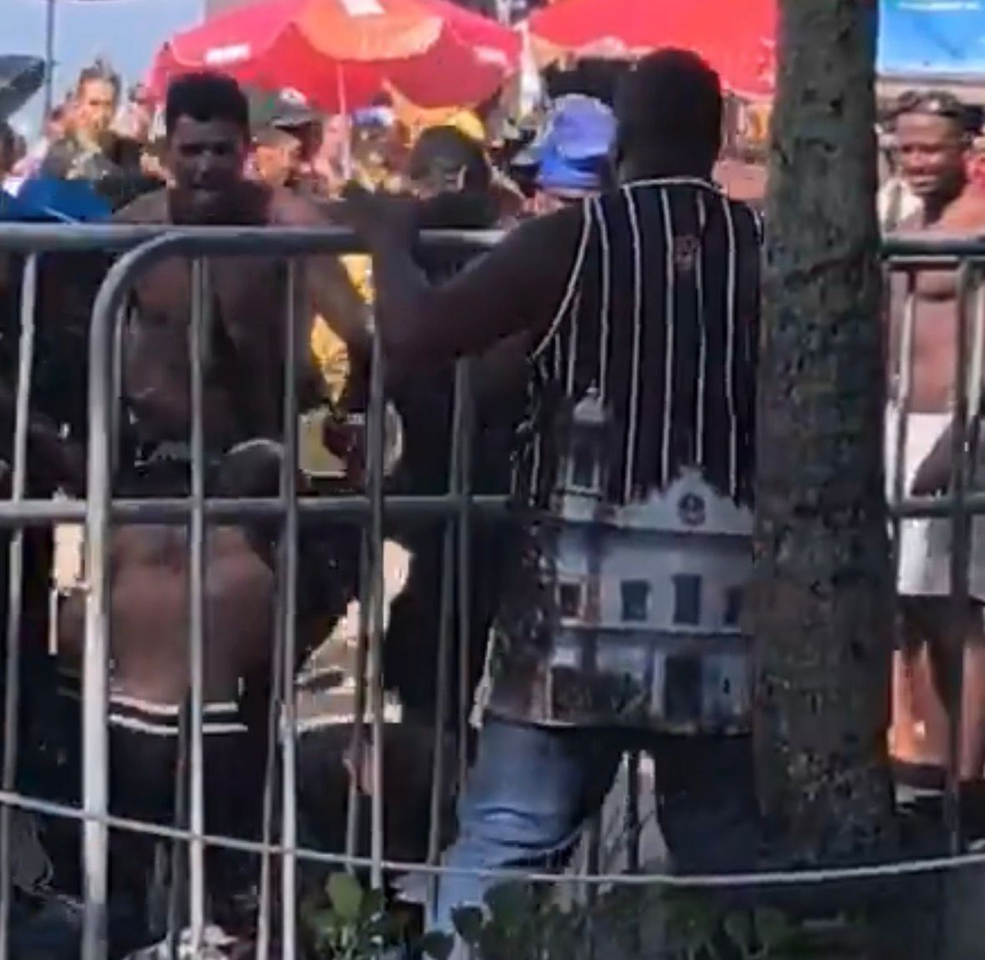 Homem nu é agredido por grupo de pessoas na Praia de Copacabana
