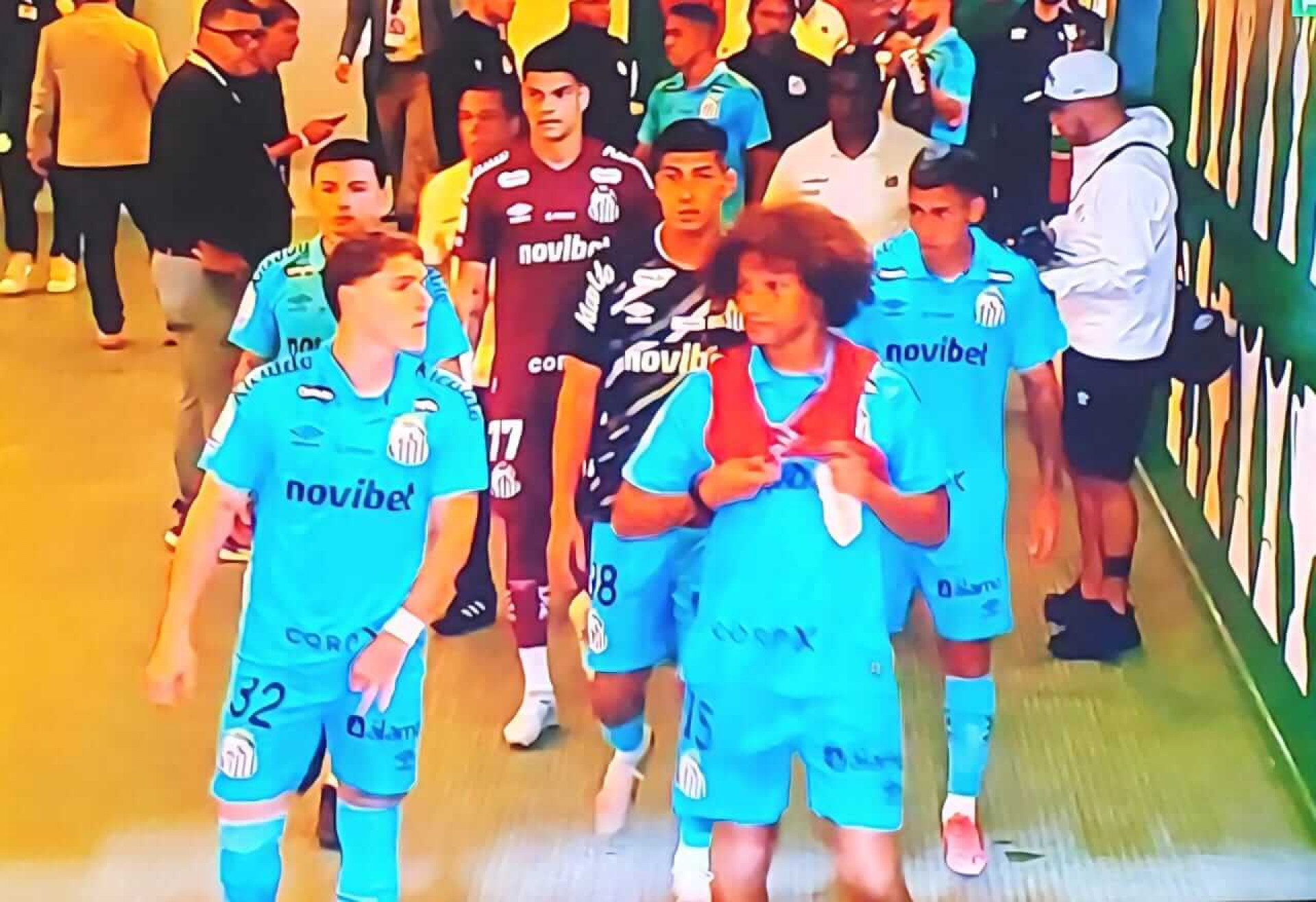 Inusitado: Santos atrasa e n&atilde;o aparece para o Hino Nacional antes do jogo com o Palmeiras