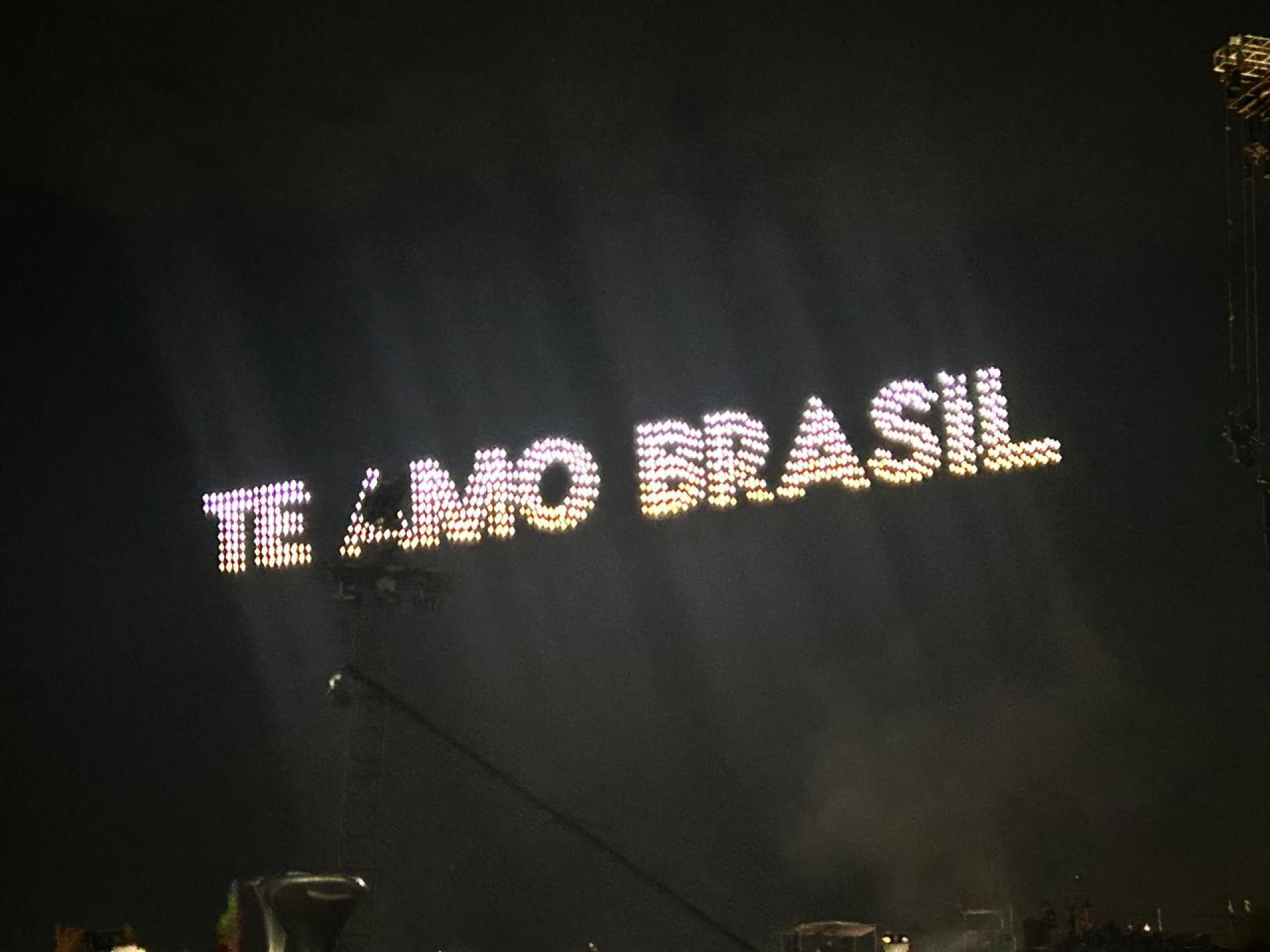 Show de drones antes do show da Shakira - Foto: Letícia Pessôa / Agência O Dia