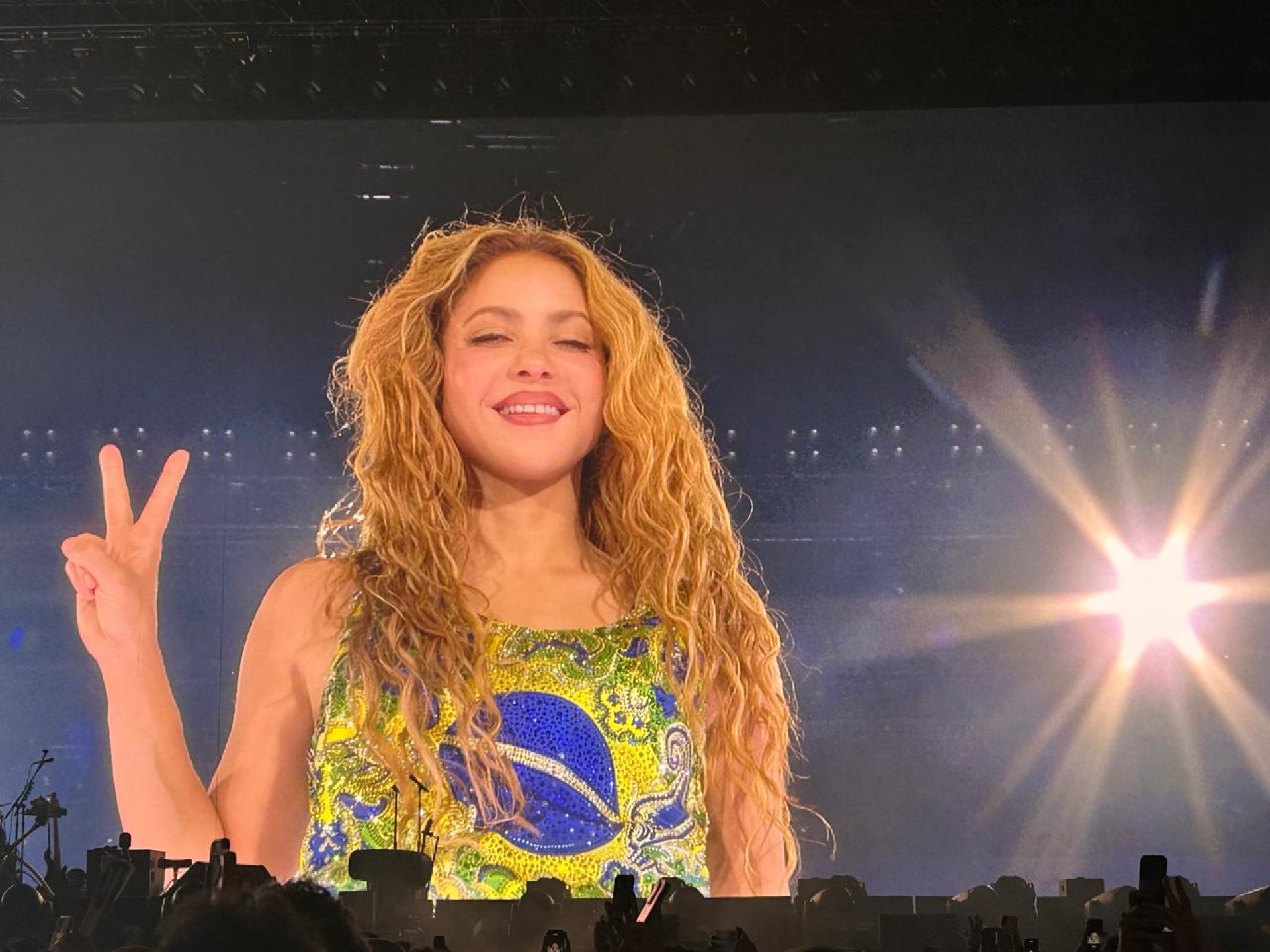 Shakira sobe ao palco e emociona os fãs que se espremeram na areia da praia  - Letícia Pessôa