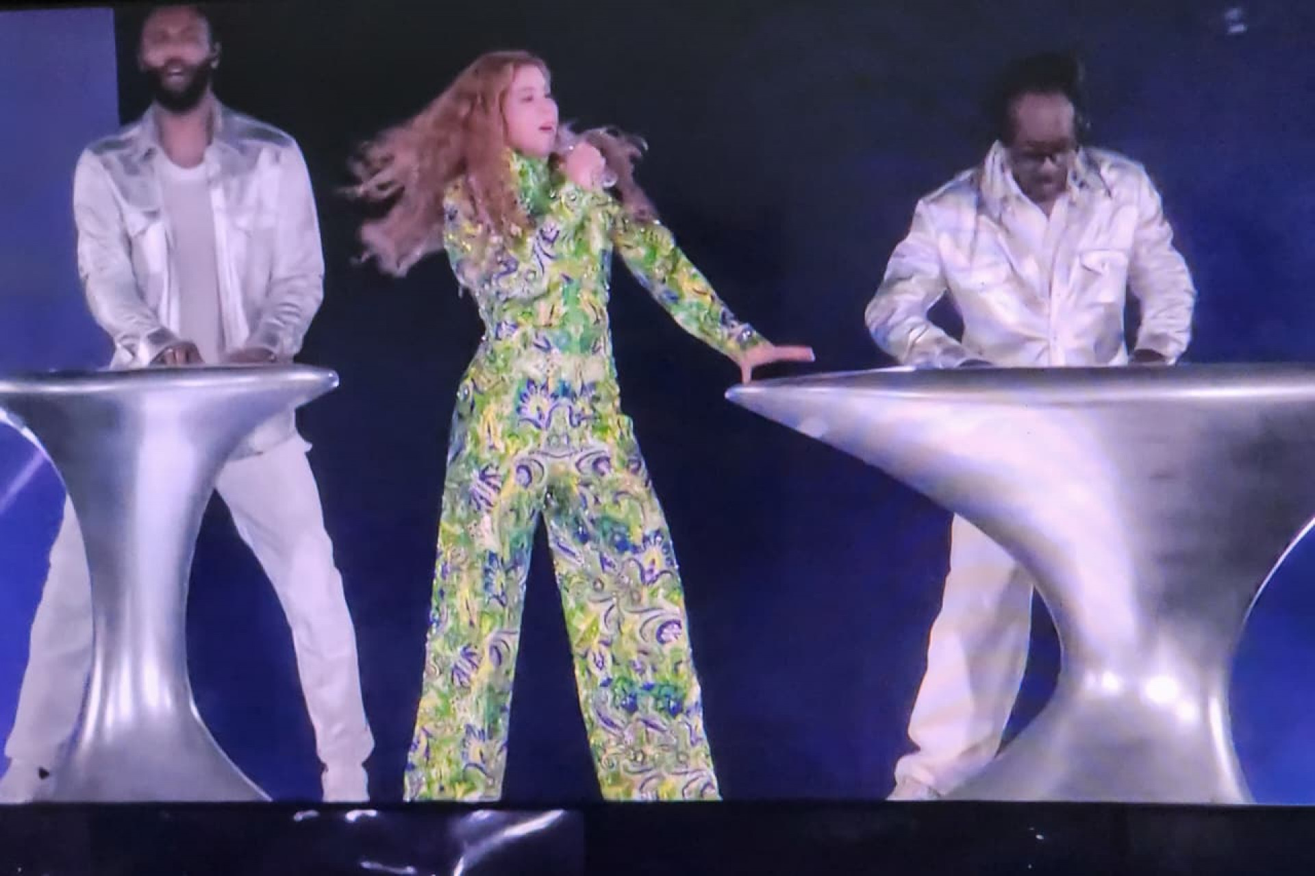 Shakira fez um megashow para brasileiros e estrangeiros. Mudou de roupa e agradeceu o carinho - Reprodução TV