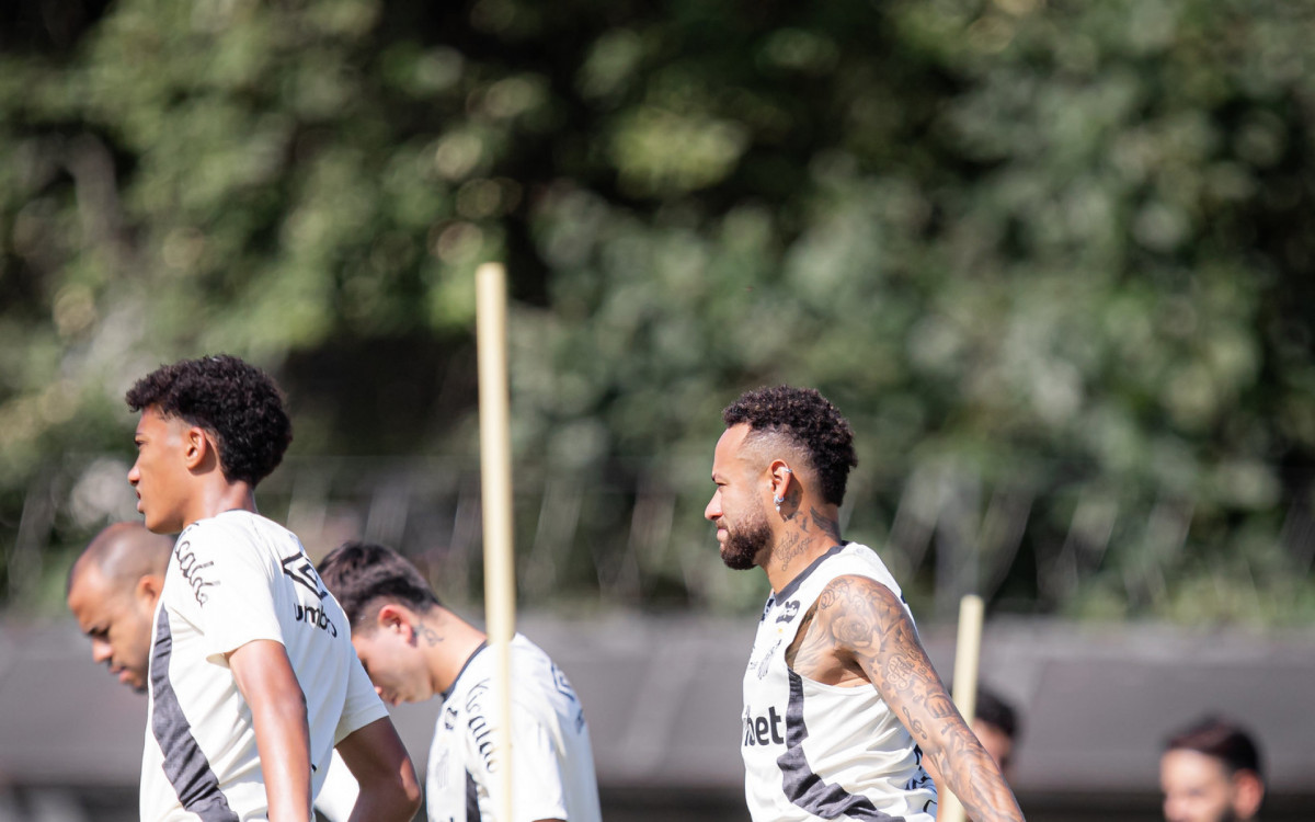 Neymar se desentende com Robinho Jr e clima esquenta em treino do Santos