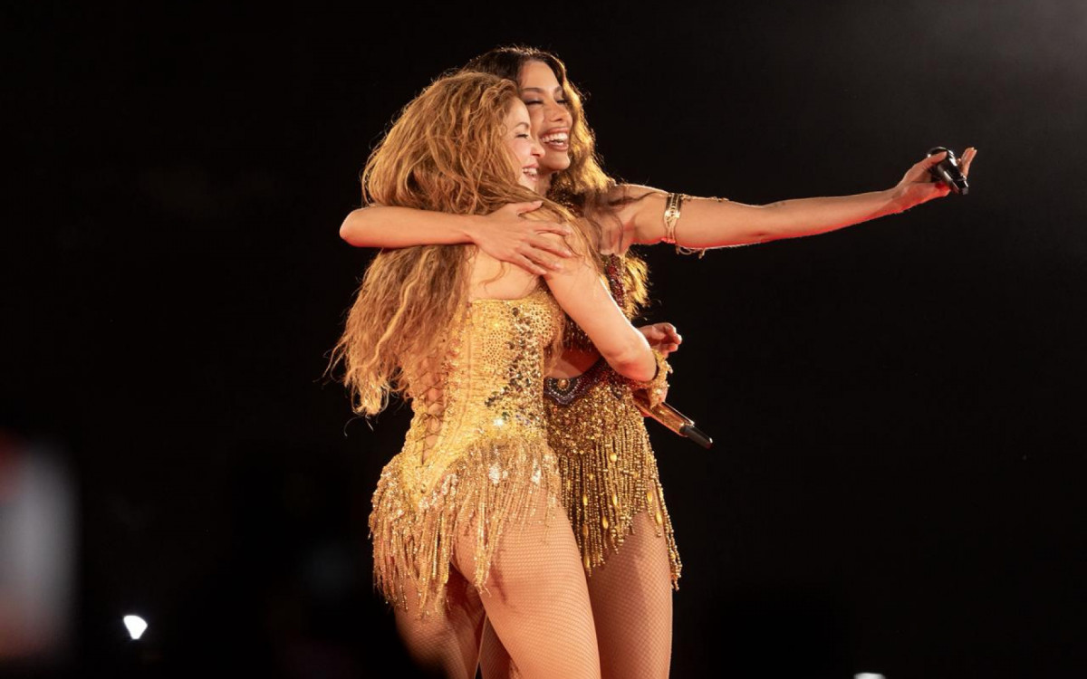 SHAKIRA E ANITTA NO PALCO EM COPACABANA.
