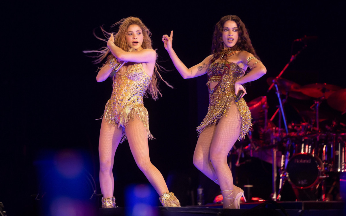 SHAKIRA E ANITTA NO PALCO EM COPACABANA.

