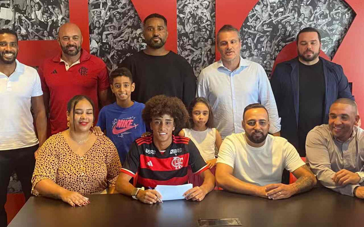 Joia do Flamengo vira alvo de dois clubes e neg&oacute;cio pode render milh&otilde;es