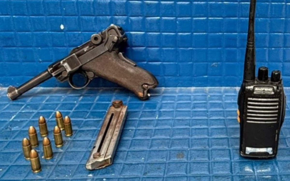 Pistola fabricada na Segunda Guerra é apreendida com suspeito no Andaraí