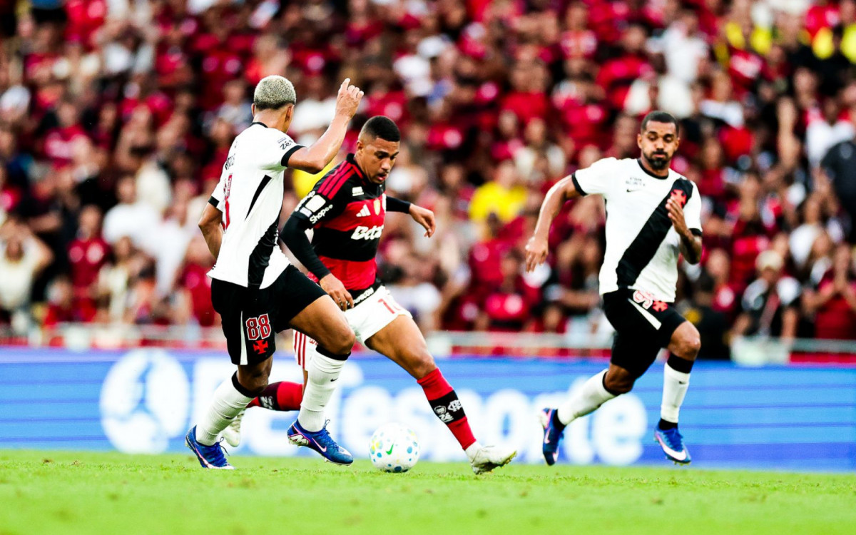 Samuel Lino em ação pelo Flamengo diante do Vasco, no Maracanã