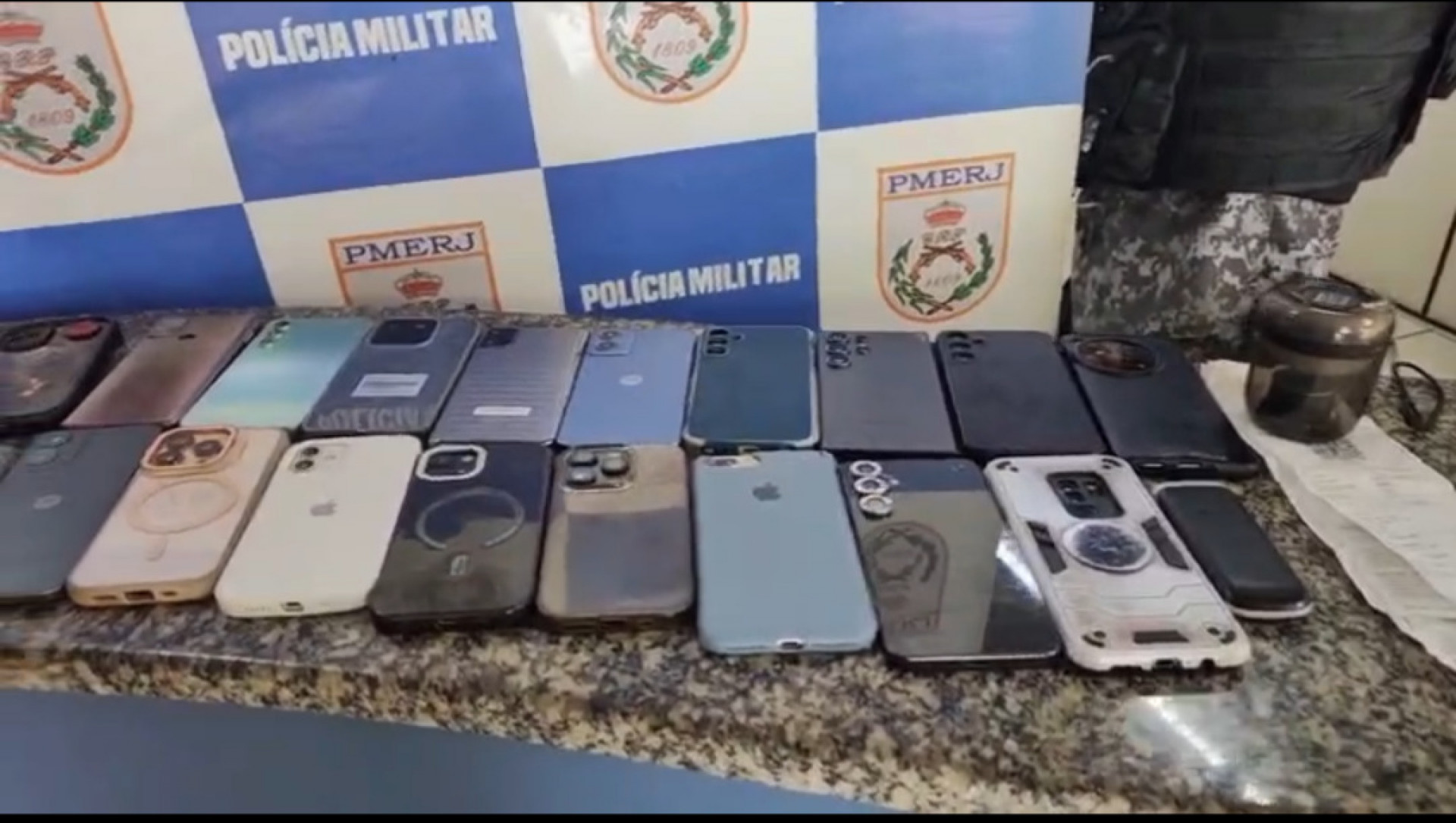 Adolescente é apreendida com 28 celulares roubados na Avenida Brasil