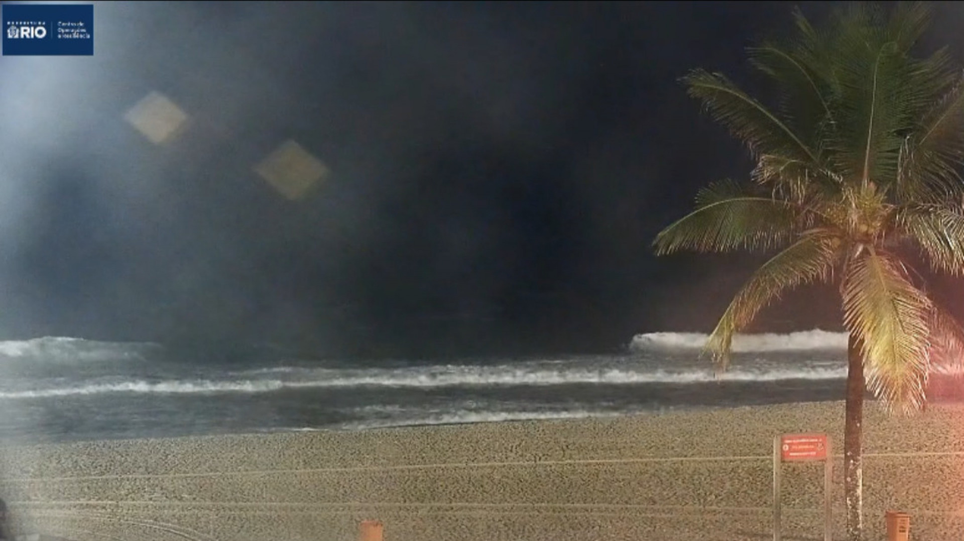 Ressaca chega ao litoral do Rio com ondas de até 3 metros