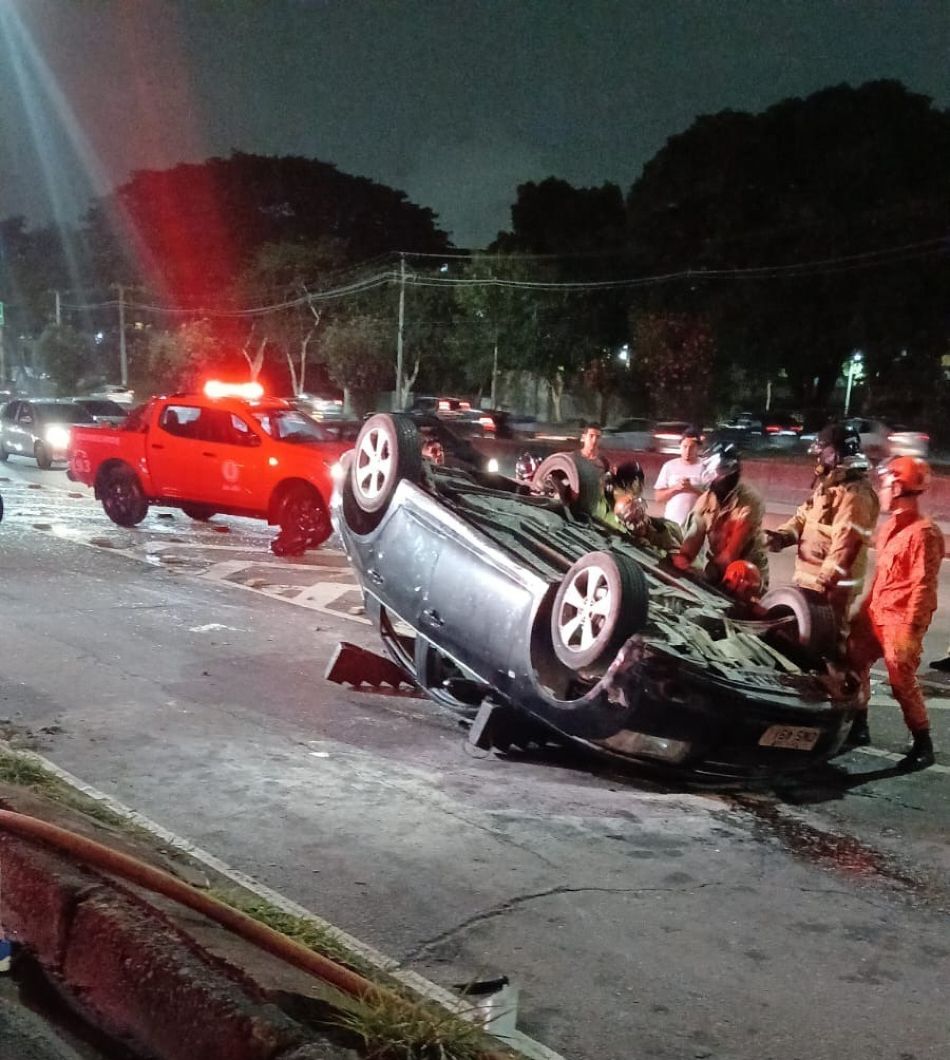 Capotamento na Avenida Brasil deixa dois feridos