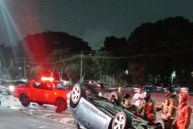 Capotamento na Avenida Brasil deixa dois feridos